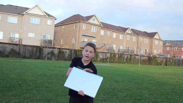 The Best Buget School Laptop Ever(2010 Macbook Pro 17 Inch Core i5 Review) смотреть онлайн