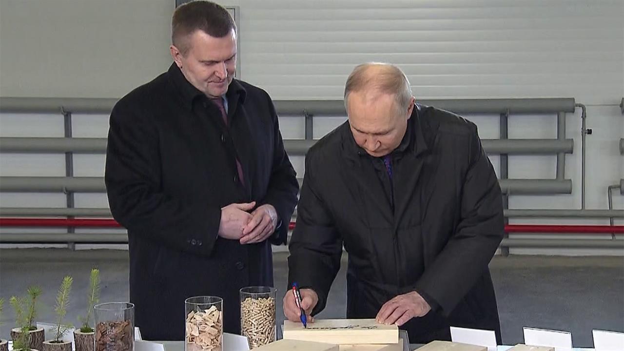 Владимир Путин осмотрел Устьянский лесопромышленный комплекс в Архангельской области