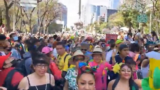 EN VIVO: Carnaval de BRASIL llega la CDMX; fiesta sobre Reforma смотреть онлайн