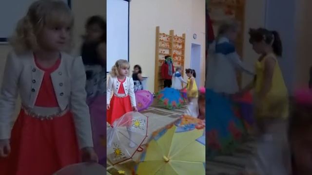 дочка выступает на балу осени.танец с зонтиками смотреть онлайн