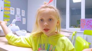 ТАЙНЫЙ ПОКЛОННИК Дарит ДЕВОЧКАМ ПОДАРКИ в ШКОЛЕ