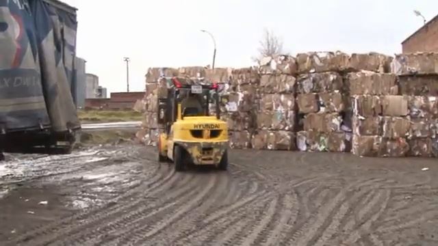 Приемка макулатуры на заводе