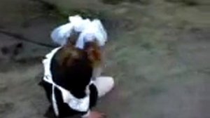 Пьяная школьница ползет домой