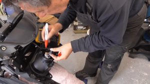 BMW F800GT [2014-] Installing a PHILIPS L-E-D bulb.. EASY ? 👨🔧---🏍