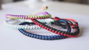 Пошаговое руководство по браслету, Как сплести браслет из атласных шнуров.