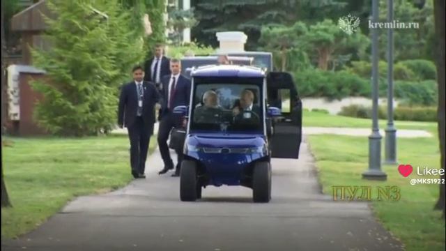 Путин показал Моди свою резиденцию:"Президент России прокатил премьера Индии на электрокаре.."