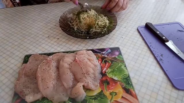 Куриные рулетики с сыром и зеленью. Chicken rolls with cheese and herbs.
