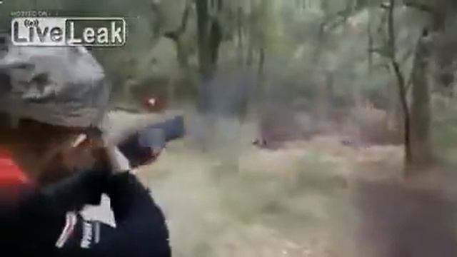 Девушка стреляет на стрельбище 100% попадание