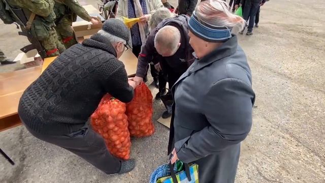 Раздача гумпомощи в ЛНР