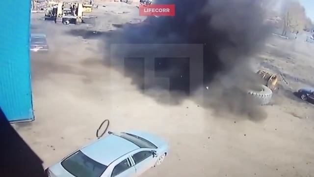 Колесо от БелАЗа взорвалось и упало на легковушку смотреть онлайн