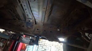 LC200 2008г.в./337000км./Замена тормозных трубок заднего контура/ Снимали топливный бак.