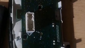 Форд фокус Неисправность дергаются стрелки на панели приборов.