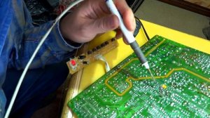 Не включается телевизор THOMSON 15MH183KH. Мигает впереди лампочка. Курсы телемастеров.