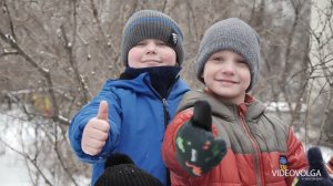 Дети гуляют зимой в саду. Выпускной 2024