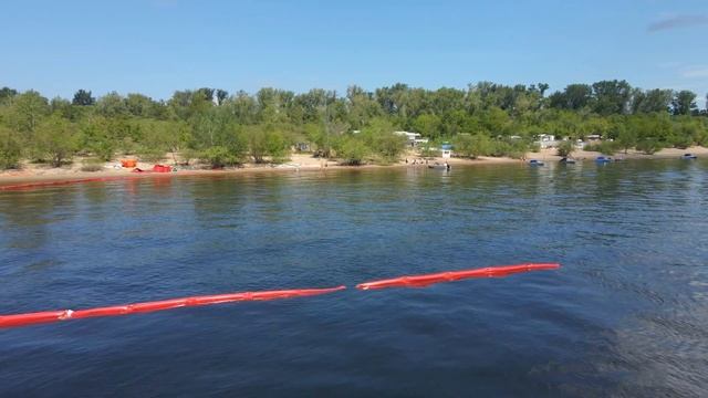 В Самаре на Волге предотвращают распространение топлива от затонувшего судна «Барракуда» смотреть онлайн