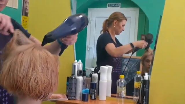 Мою подругу ОЧЕНЬ КОРОТКО ПОДСТРИГЛИ и ПОКРАСИЛИ В БЕЛЫЙ в парикмахерской|| Kuyanova Alyona 2022|| смотреть онлайн