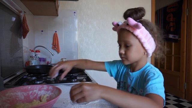 ПОЛЯ ГОТОВИТ ЗАВТРАК смотреть онлайн