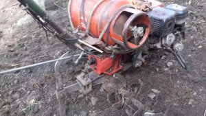 Вспашка мотоблоком на газу целины. Tractor plowing on virgin LPG