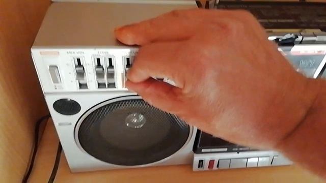 HITACHI TRK-W1W BOOMBOX смотреть онлайн