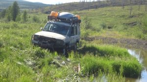 Машина застряла в болоте. Тянут лебёдкой...