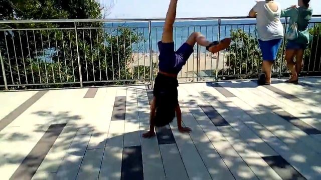 Как мой брал танцует брейк данс смотреть онлайн