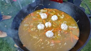 Плов из куриных крылышек.