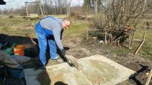 Заливка бетоном столбиков на фундаменте курятника. Задание ученикам. How to make concrete by hand.