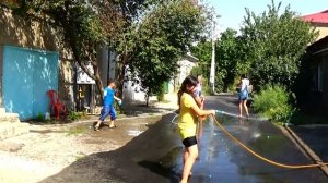 Обливание со шлангов. Водный Челлендж.