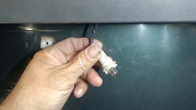 License plate light bulb replacement (2001-2007 Ford Escape) смотреть онлайн