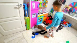 Егорка и Кот ТОМ НЕ Поделили коробку Ярик РАССТРОИЛСЯ В МАГАЗИНЕ