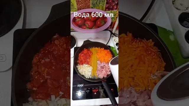 Спагетти на сковороде с куриным филе и овощами