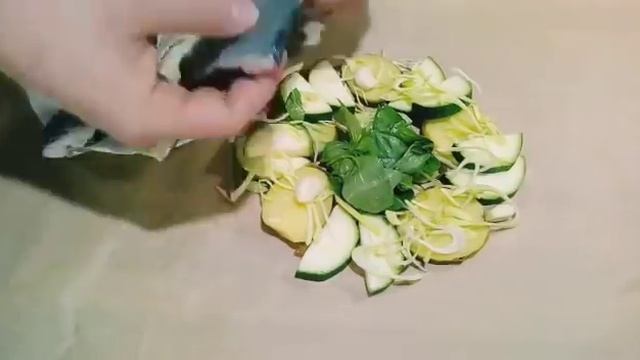 Как запекать рыбу в пергаменте. Как вкусно приготовить форель. Как правильно запекать форель смотреть онлайн