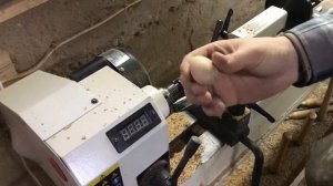 Резьба не сложной фигурки из дерева