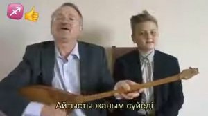 Русский старик классно поёт на казахском языке и играет на домбре👍👍👍