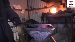 Перековали молоток каменщика в топор-клевец за 1 час. Проверяем в работе.