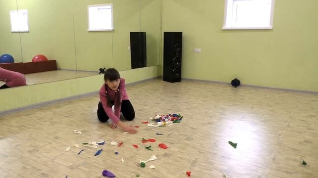 Видео для детей Убираем лопнувшие надувные шарики we clean the burst inflatable balls смотреть онлайн