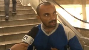 Deficiente e o reporter - Na escada de muletas