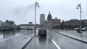 Поездка в центре Дублина (столице Ирландии) в дождливый день