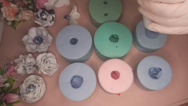 Заливаю силиконовые формы для мыла с помощью палитры.Силиконовые формы.Как сделать цветы из мыла. смотреть онлайн
