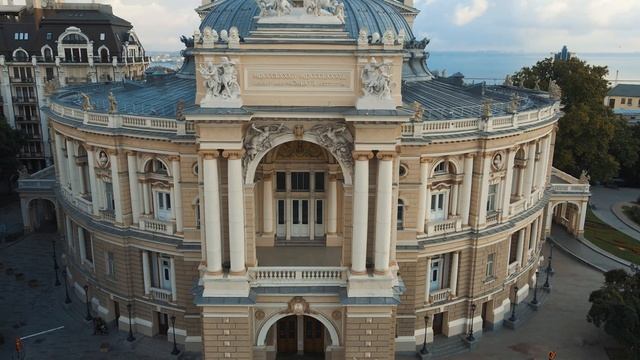 Одесский театр оперы и балета с высоты смотреть онлайн