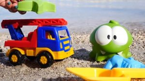 Ам Ням строит бассейн на пляже - Видео на море для детей