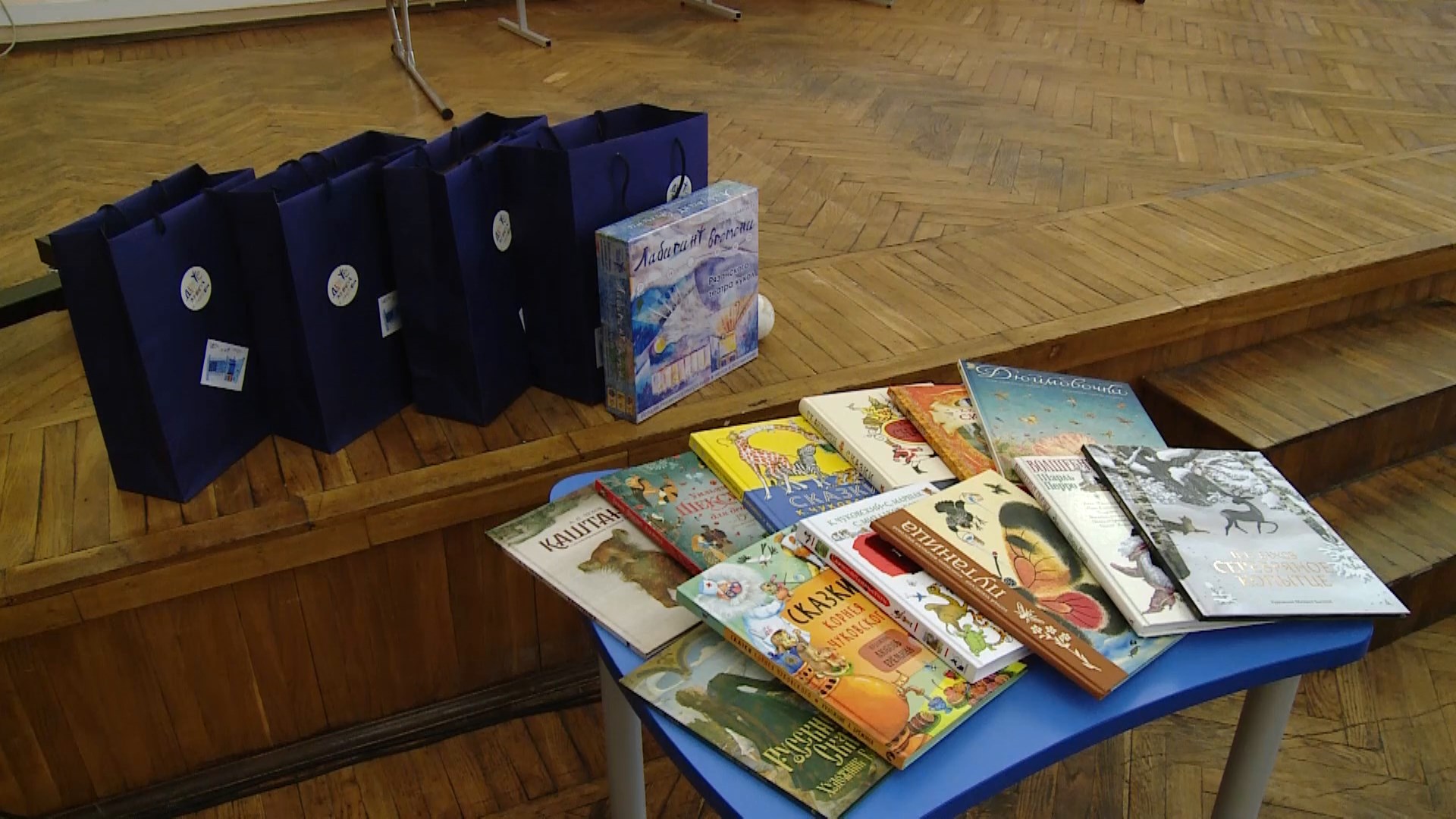 Артисты театра кукол подарили книги Рязанской областной детской библиотеке