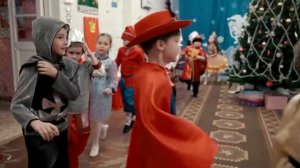 Новый год у ворот.Вновь снежинок хоровод Закружит на улице!