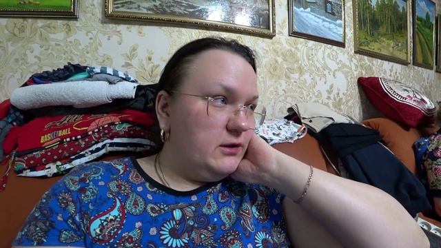 Приборка в гардеробе под лестницей. Перебираем лук. Гладили белье. Фадей один играет в шахматы.