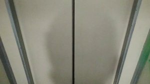 Лифт едет с открытыми дверями кабины