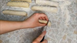 Сосиски в тесте с соусом и сыром.