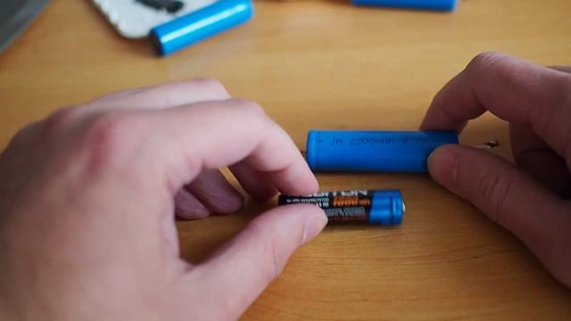 Взрыв внешнего аккумулятора. Разбираем power bank смотреть онлайн