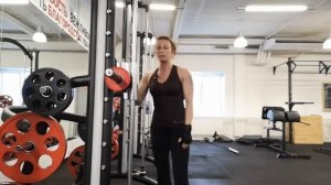 Фронтальный присед в машине Смита по принципу обратной пирамиды.