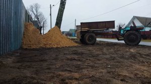 Возим песок на самодельном тракторе.