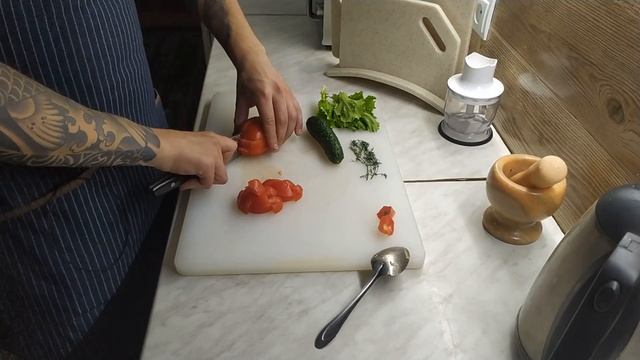 Этот теплый салат спасет вас от голода.